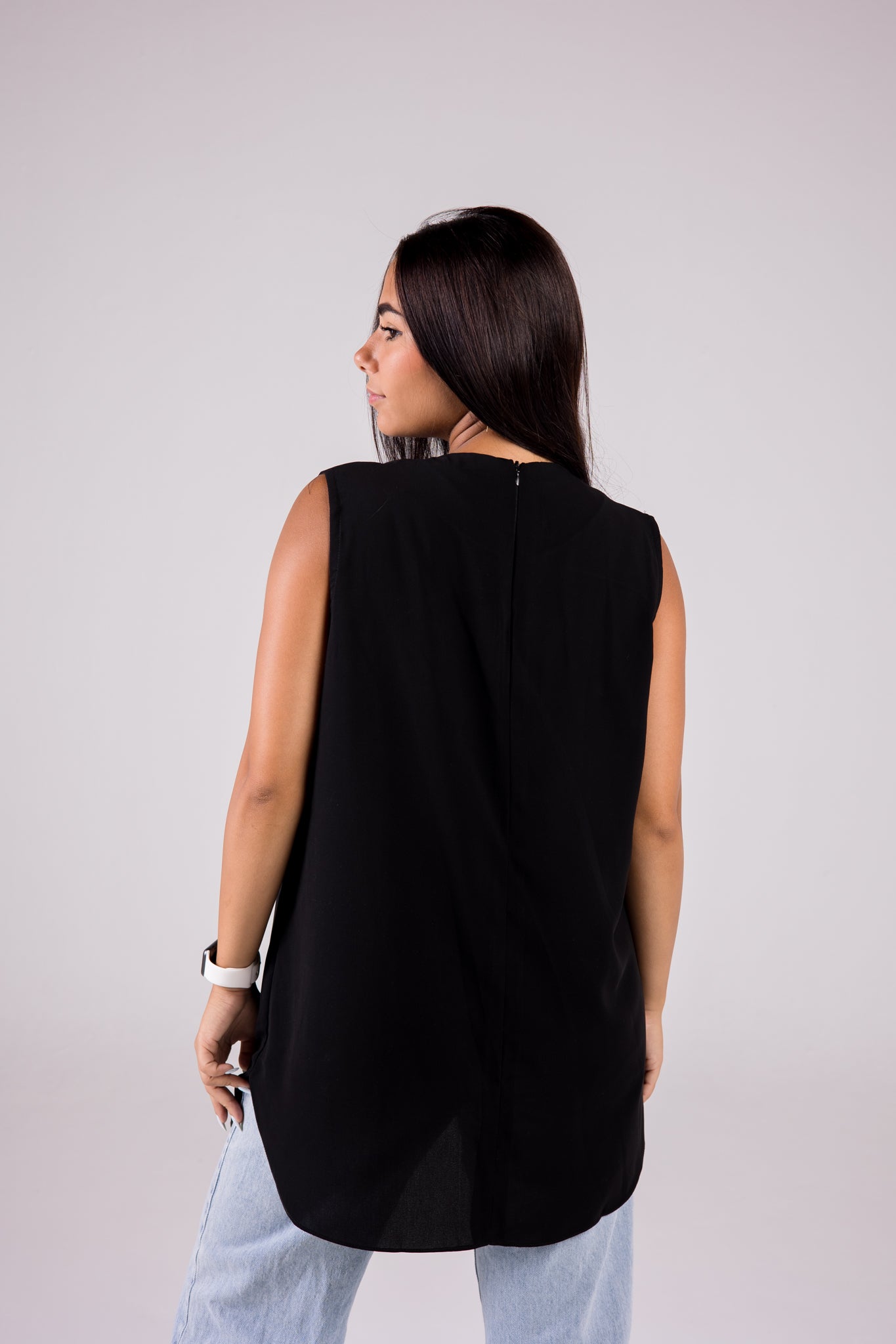 Sleeveless Crepe Crewneck Medium-length Top