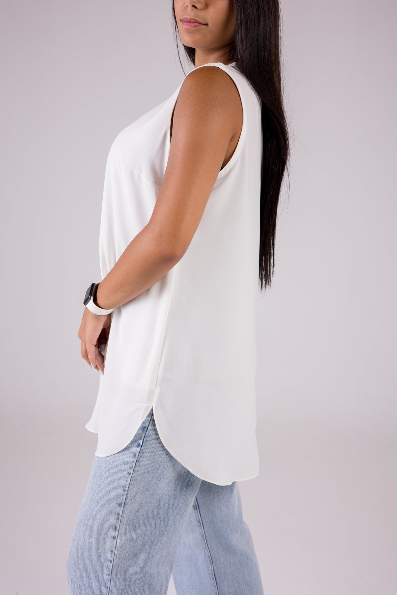 Sleeveless Crepe Crewneck Medium-length Top